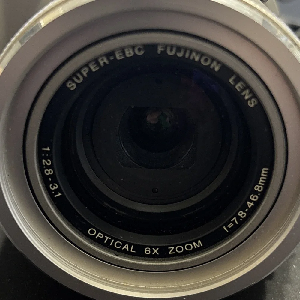 Fujifilm FinePix 4900 Zoom Digital Camera Kit w/ Case Logic TSC-5 Bag